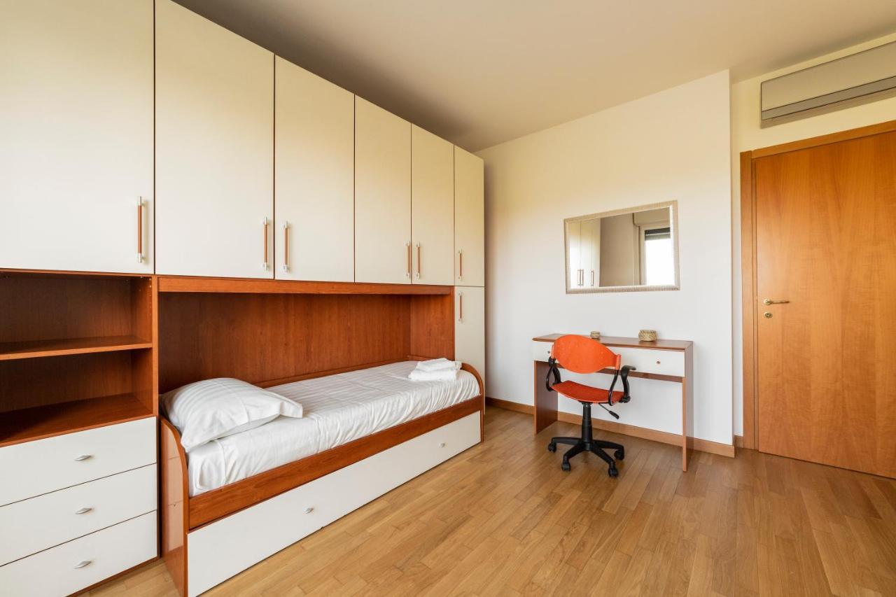 Milano Rogoredo Apt With Terrace!アパートメント エクステリア 写真